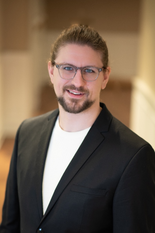 Seth Rieger is a Technology and Marketing Consultant at Mustang Litigation Funding. 