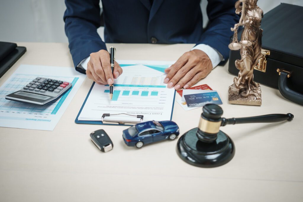 A lawyer specializes in auto auctions and legal matters, navigating vehicle accidents, insurance claims, courtroom procedures, and judicial decisions for clients seeking justice and compensation